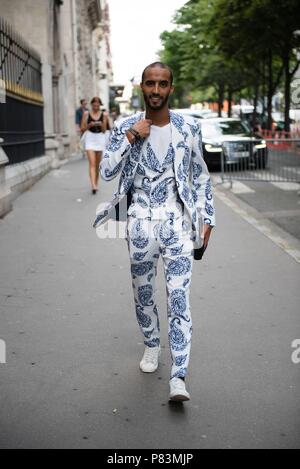 Designer Jammad Hamza posant sur la rue avant de la Liu Chao défilé lors de la Fashion Week Haute Couture à Paris - 3 juillet 2018 - Photo : Manhattan Piste ** Pour un usage éditorial uniquement** | Verwendung weltweit Banque D'Images