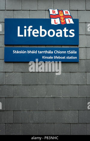 Symbole de bateaux de sauvetage signe bleu à la station de bateaux de sauvetage de Kinsale à Kinsale, comté de Cork, Irlande Banque D'Images