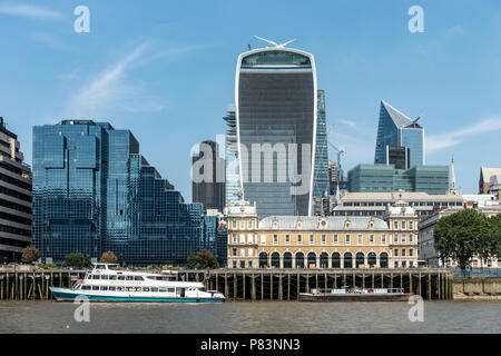 London Architecture ancienne et nouvelle : Rive nord de la Tamise. Le talkie walkie, le scalpel, l'Cheesegrater, Old Billingsgate Fish Market Tower 42. Banque D'Images