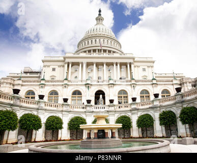 Le bâtiment du Capitole, qui abrite le Sénat et la Chambre des représentants des États-Unis sur le National Mall, Washington, DC. Banque D'Images