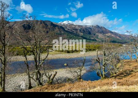 Meall une Ghiuthais" (887m) de la voie ferrée à Loch Maree, sur la rivière Kinlochewe, près de Kinlochewe, région des Highlands, Ecosse, Royaume-Uni Banque D'Images