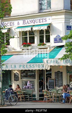 Clients assis café à l'extérieur à Paris, France, Europe Banque D'Images