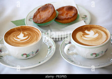 Cappuccino frais en Chine tasses avec gâteau, Naples, Italy, Europe Banque D'Images