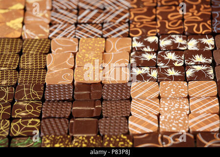 Variété de chocolats décorés, Paris, France, Europe Banque D'Images