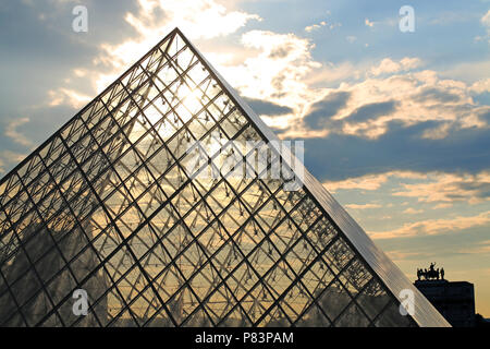 Pyramide du Louvre contre ciel dramatique au coucher du soleil, Paris, France, Europe Banque D'Images