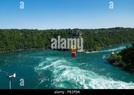 Aero car à l'Aero Whirpool attraction voiture passant sur la rugissante Whirlpool Rapids de la rivière Niagara, Niagara Falls, Ontario, Canada Banque D'Images