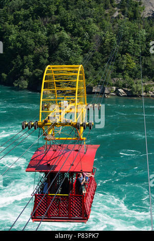 Aero car à l'Aero Whirpool attraction voiture passant sur la rugissante Whirlpool Rapids de la rivière Niagara, Niagara Falls, Ontario, Canada Banque D'Images