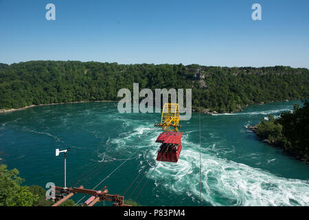 Aero car à l'Aero Whirpool attraction voiture passant sur la rugissante Whirlpool Rapids de la rivière Niagara, Niagara Falls, Ontario, Canada Banque D'Images