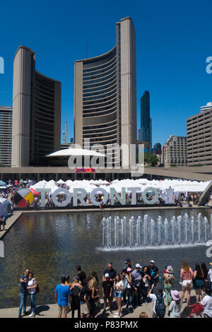 Avis de Nathan Phillips Square et Toronto signer au centre-ville de Toronto, Ontario, Canada Banque D'Images