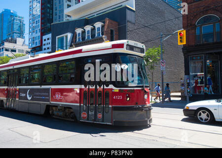 Un tramway dans le quartier de la mode de Toronto, Toronto, Ontario, Canada Banque D'Images