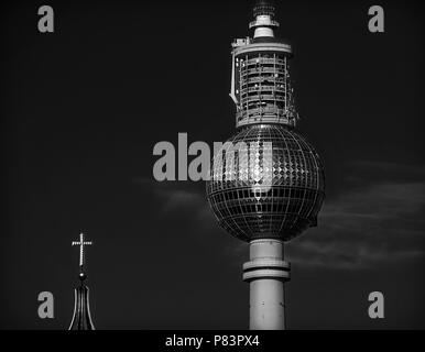 La lumière du soleil fait croix sur Berlin Tour de Communication connu sous le nom de "vengeance du Pape." La croix de la cathédrale catholique à proximité est en premier plan. Banque D'Images