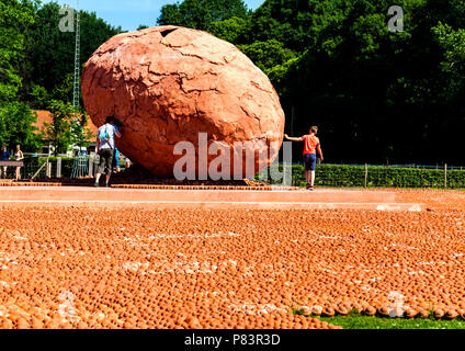 600 000 chiffres d'argile à l'installation dans ComingWorldRememberMe Palingbeek, Belgique En souvenir de l'horreur et la futilité de la guerre Banque D'Images