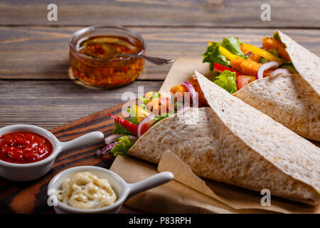 Tortilla mexicaine : spécial avec le poulet et les légumes. Banque D'Images