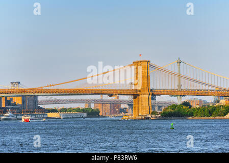 Le Pont de Brooklyn, suspendu dans l'East River, entre le Sud de Manhattan et de Brooklyn. New York, USA. Banque D'Images