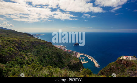 Vue aérienne sur rock et le port de Garachico (Roque de Garachico). Banque D'Images