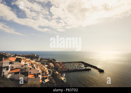 Vue aérienne du port de Los Gigantes. Banque D'Images