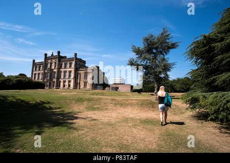 L'herbe desséchée à Elvaston château pendant la canicule de 2018 au Royaume-Uni Banque D'Images