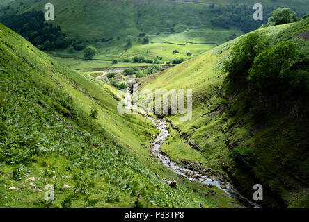 Rayon de soleil sur la vallée profonde de Swinner Gill comme il se joint à la rivière Swale près de Keld dans la région de Swaledale dans le Yorkshire Dales UK Banque D'Images