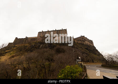 Edinburgh, UK - 13 janvier 2018 : vue sur le château d'Édimbourg au-dessus de la ville. Banque D'Images