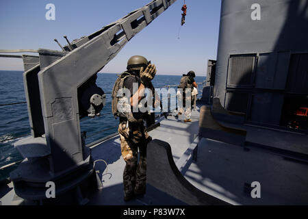 CONSTANTA, Roumanie - 20 juin 2018 : Romanian special forces marines obtenir sur le pont de 'Regele Ferdinand' frégate pendant un exercice de l'exercice, le 20 juin Banque D'Images