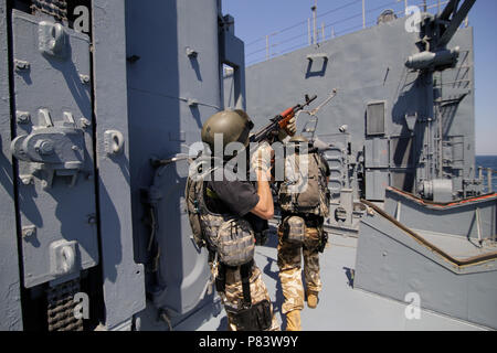 CONSTANTA, Roumanie - 20 juin 2018 : Romanian special forces marines obtenir sur le pont de 'Regele Ferdinand' frégate pendant un exercice de l'exercice, le 20 juin Banque D'Images