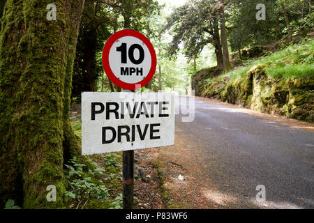 Entraînement privé signe avec lenteur 10 mph signes dans un domaine privé dans le lake district angleterre uk Banque D'Images
