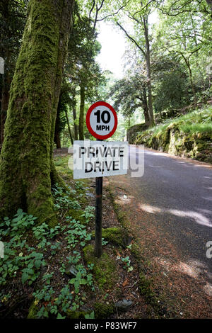 Entraînement privé signe avec lenteur 10 mph signes dans un domaine privé dans le lake district angleterre uk Banque D'Images