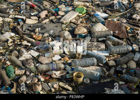 Les bouteilles en plastique, polystyrène et autres détritus assortiment de couvrir complètement un estuaire plage de Negombo, Sri Lanka Banque D'Images