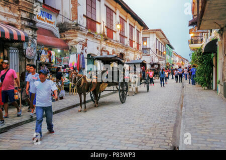 La pittoresque ville coloniale espagnole du 16ème siècle de Vigan aux Philippines avec ses calèches et rues pavées Banque D'Images