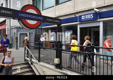 Les gens passent devant la direction générale de la Royal Bank of Scotland bank à côté de la station de métro Notting Hill Gate Banque D'Images