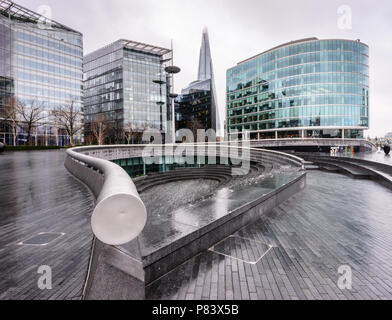 Lieu de rencontre à l'écope amphithéâtre à plus de Londres avec le Shard et autres immeubles de bureaux par la Tamise Banque D'Images