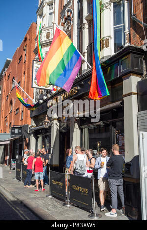 Comptons public house le jour après l'assemblée annuelle à Londres Pride Parade LGBT, Soho, London, UK Banque D'Images