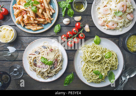 Pâtes avec différentes sortes de sauce Banque D'Images