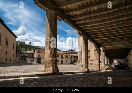 Vue sur la Plaza Mayor de Peñaranda de Duero Dans la galerie de La Posada Ducal. Castille et León, Espagne Banque D'Images