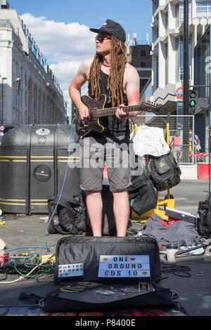 Un motif Roots Reggae buskers de rue à l'extérieur de la station de métro Tottenham Court Road Banque D'Images