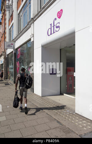 Magasin de meubles DFS sur Tottenham Court Road, Londres, UK Banque D'Images