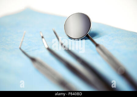 Vue rapprochée de dentiste outils contre fond bleu Banque D'Images