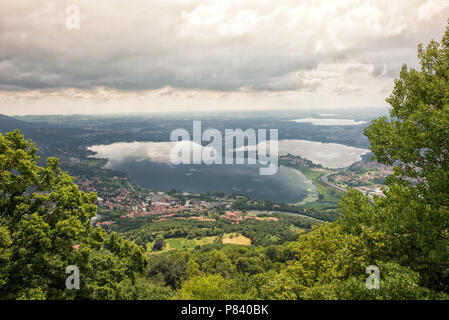 Vue depuis le Parc Régional de Monte Barro près de Lecco, Lombardie, Italie du Lake district italien au milieu d'une végétation luxuriante dans un paysage pittoresque Banque D'Images