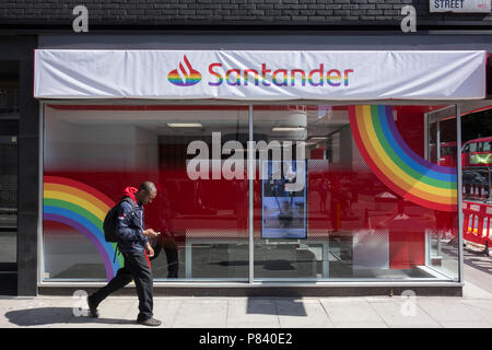 Pour célébrer le Mois de la fierté Santander ont décoré leurs Tottenham Court Road branch en un arc-en-ciel de la diversité LGBT, London, UK Banque D'Images