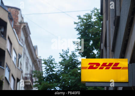 BELGRADE, SERBIE - Juillet 7, 2018 : Logo de DHL sur l'un de leurs organismes de Belgrade. Appartenant à la Deutsche Post, DHL Express International fournit couri Banque D'Images