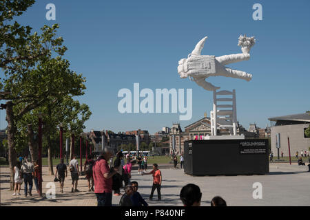 L'art de l'astronaute sur la place du musée à Amsterdam par Joseph Klibansky Banque D'Images