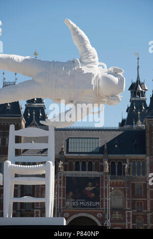 L'art de l'astronaute sur la place du musée à Amsterdam par Joseph Klibansky Banque D'Images