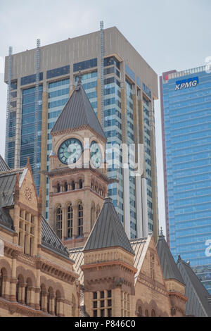 Toronto l'ancien Hôtel de Ville, tour de l'horloge juxtaposée à l'architecture moderne des downtow. Banque D'Images