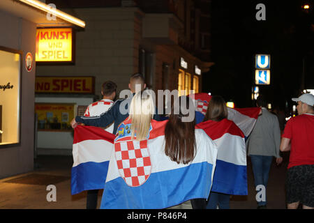 Munich, Allemagne. 07Th Juillet, 2018. Fans de la Russie et Croatie regardé les quarts de finale de la Coupe du monde de football entre la Russie et la Croatie à Munich. Croatie a remporté le match avec un 6-5 dans le penealties. Crédit : Alexander Pohl/Pacific Press/Alamy Live News Banque D'Images