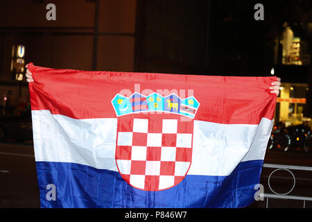 Munich, Allemagne. 07Th Juillet, 2018. Homme tenant un drapeau national. Crédit : Alexander Pohl/Pacific Press/Alamy Live News Banque D'Images