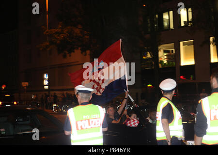 Munich, Allemagne. 07Th Juillet, 2018. Fans de la Russie et Croatie regardé les quarts de finale de la Coupe du monde de football entre la Russie et la Croatie à Munich. Croatie a remporté le match avec un 6-5 dans le penealties. Crédit : Alexander Pohl/Pacific Press/Alamy Live News Banque D'Images