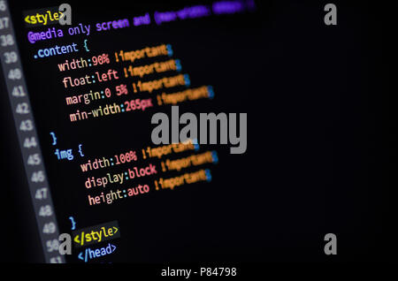 Close-up of media query, html et css code de la page web affichée sur un écran d'ordinateur Banque D'Images