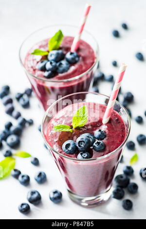 Smoothie acai de bleuets en verre sur fond blanc. Smoothie Superfood. Boisson fouettée aux petits fruits à la mode Banque D'Images