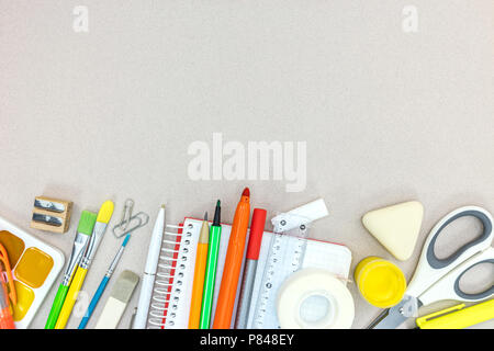 L'école et le bureau à l'arrêt sur le tableau gris vue plate. Banque D'Images