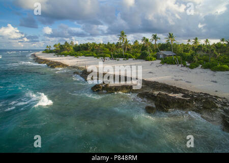 Vue aérienne de l'Île Orona, une île dans les Îles Phoenix (Kiribati). Les visiteurs sont debout sur la plage. Banque D'Images